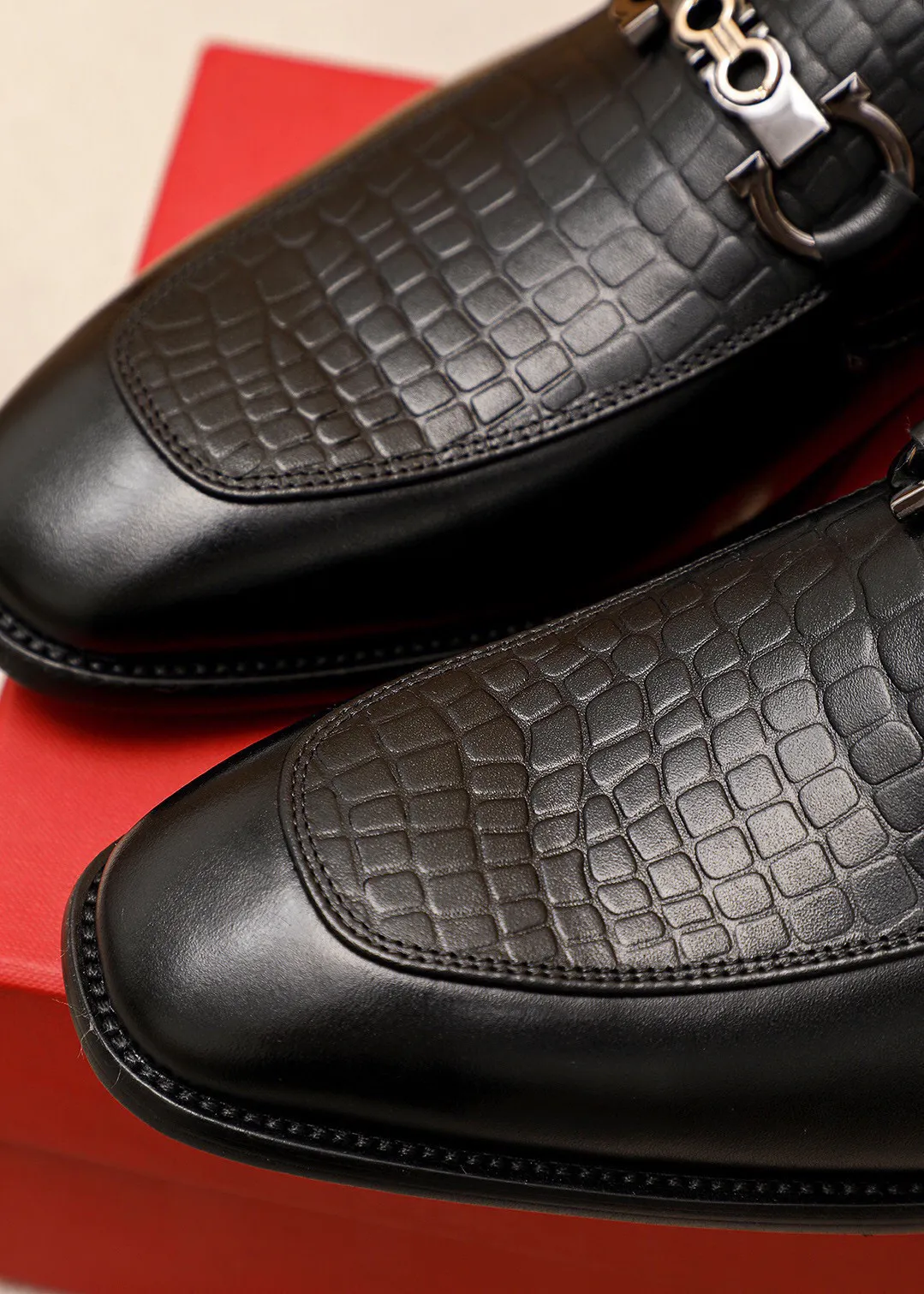 Men's shoes 💰460 💐 Product trademark: Ferragamo "Ferragamo" casual leather shoes Regular size: 38-44 (45🉑️customized) Product materials: Selected imported first-layer calfskin embossed upper + luxury hardware buckle, imported water-dyed cowhide leather lining. Strong three-dimensional visual effect, original combination outsole Color: 1⃣️color optional